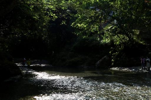 Light shining into the river, JPG