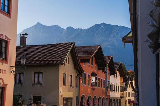 ドイツ南部の街並みとアルプス ドイツ,ガルミッシュパルテンキルヘン,ドイツ南部の写真素材