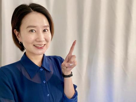 笑顔で説明する若い女性 女性,笑顔,ワンポイントの写真素材