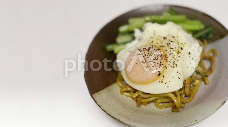 目玉焼きのせ焼きそば（16:9 左余白） 焼きそば,やきそば,ヤキソバの写真素材