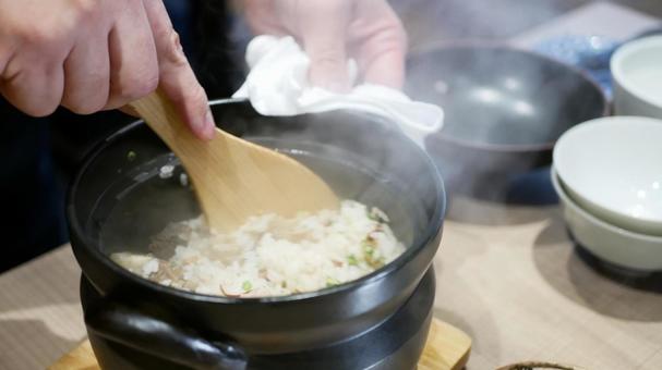 土鍋ご飯をまぜる 土鍋ご飯をまぜる 土鍋ご飯,〆のごはん,和食の写真素材