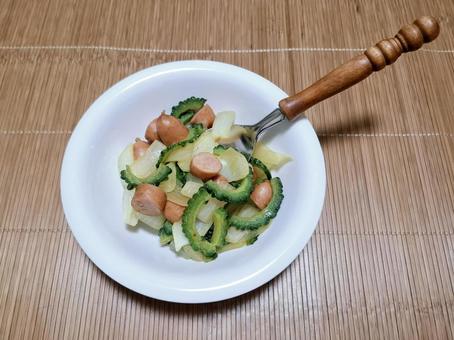 カレー味のゴーヤとウインナー炒め物_1 カレー味のゴーヤとウインナー炒め物_1 夏野菜,野菜,ゴーヤの写真素材
