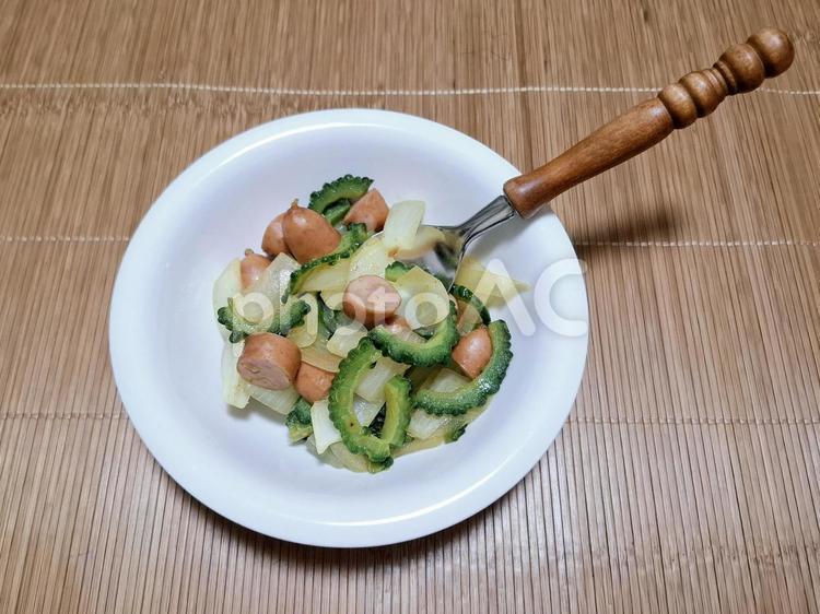 カレー味のゴーヤとウインナー炒め物_1 夏野菜,野菜,ゴーヤの写真素材