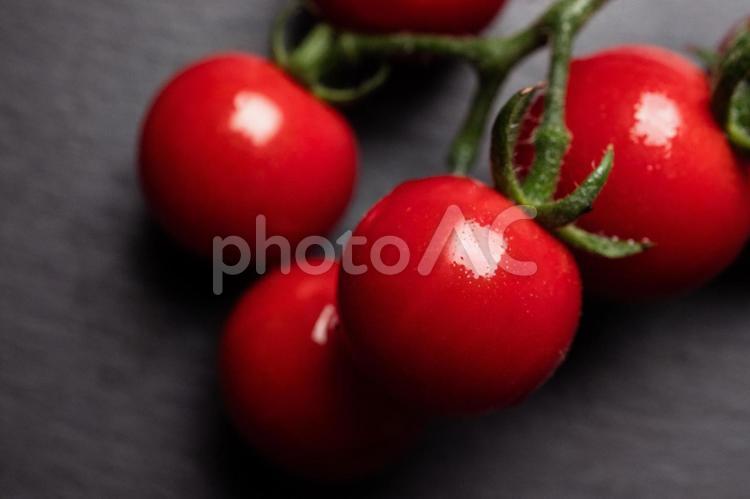 枝付きのトマト 野菜,ミニトマト,プチトマトの写真素材