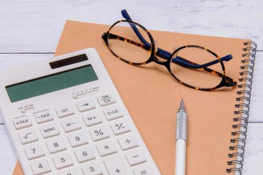 家計管理のイメージ　電卓とノートとメガネ 電卓,計算機,計算の写真素材