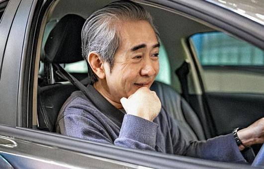 生成AI 車の運転に自信のない老人 生成AI 車の運転に自信のない老人の写真