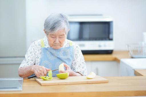 フルーツの皮を剥く高齢女性 女性,リンゴ,皮むきの写真素材
