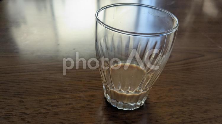 飲み残しとグラス 飲み物,コップ,ガラスの写真素材