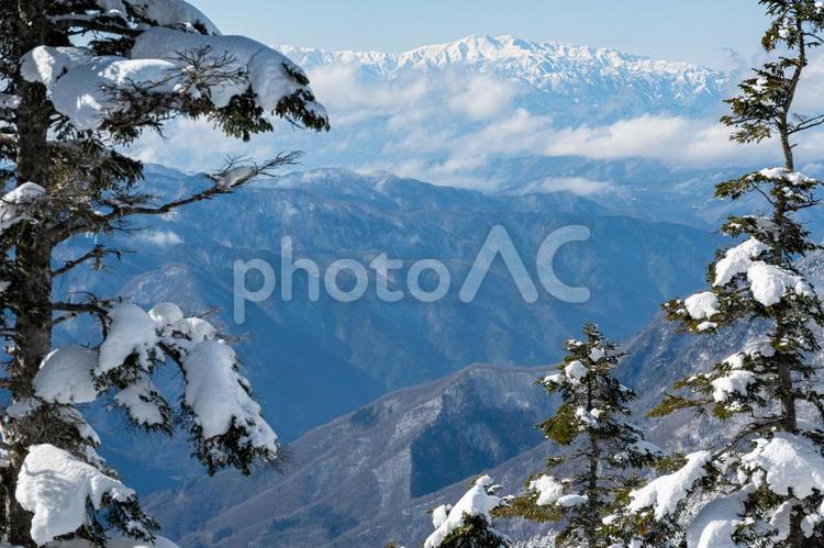 冬山登山中の風景 雪山,冬山,山の写真素材