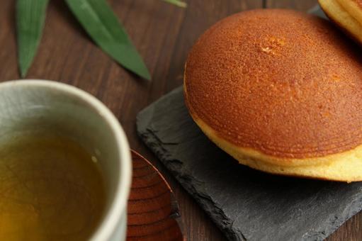 和菓子どら焼きの食卓 どら焼き,和菓子,茶の写真素材