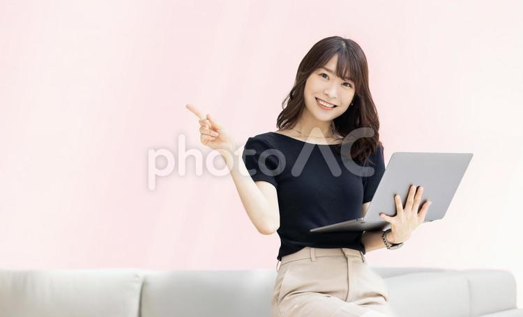 ノートパソコンを持つビジネスウーマン 女性,ビジネス,ビジネスウーマンの写真素材