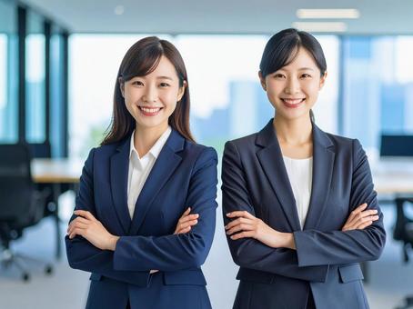 スーツ姿の女性2人組 スーツ姿の女性2人組の写真