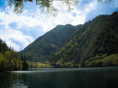 山と湖が織りなす静かな自然風景 山と湖が織りなす静かな自然風景の写真