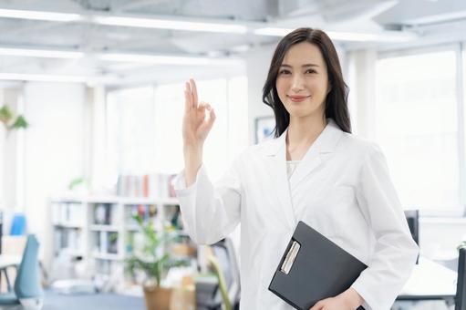実験をする白衣の若い女性研究者 実験をする白衣の若い女性研究者 研究,サイエンス,実験の写真素材