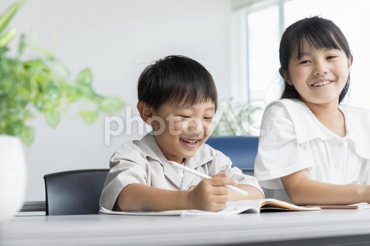楽しく学習する子ども 塾,学習塾,習い事の写真素材