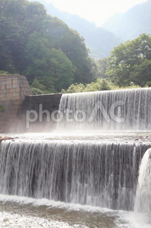 川の流れを調整する人工的な横に長い滝 水,放流,調整の写真素材