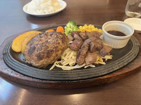 ハンバーグ&カットステーキの贅沢コンボ ハンバーグ,カットステーキ,鉄板焼きの写真素材