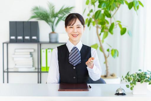 受付のビジネスウーマン 受付,女性,笑顔の写真素材