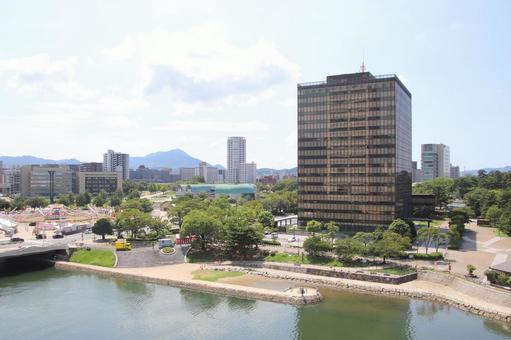 北九州市役所と小倉城、 北九州市役所と小倉城、 北九州市,小倉北区,小倉城の写真素材