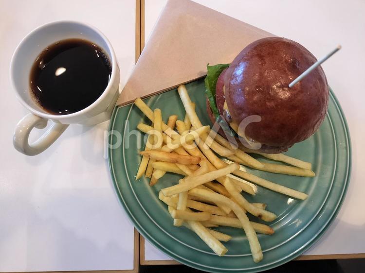 ハンバーガーとポテト、コーヒー（上から） ハンバーガー,ファストフード,包み紙の写真素材