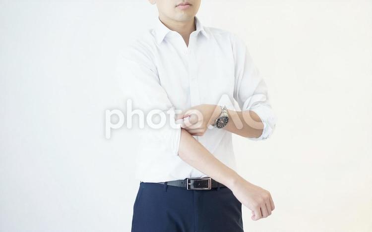 シャツを捲る男性 シャツ,腕まくり,捲るの写真素材