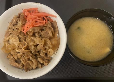 牛丼 味噌汁 紅生姜 牛丼 味噌汁 紅生姜の写真
