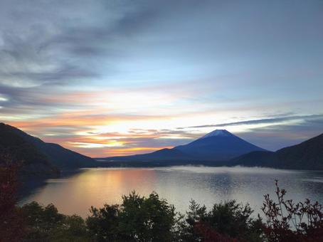富士山と朝焼け・本栖湖の写真