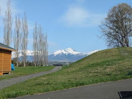 上富良野見晴台公園と雪化粧の十勝岳 上富良野見晴台公園と雪化粧の十勝岳の写真