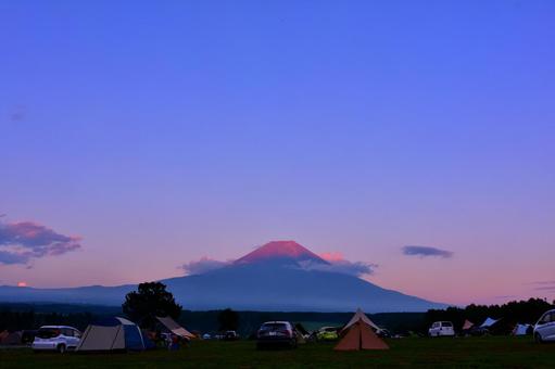 夕焼け富士山を望みながらオートキャンプ 夕焼け富士山を望みながらオートキャンプ 風景,キャンプ,カーサイドの写真素材