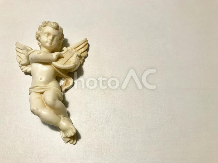 楽器を演奏している天使の置物 天使,エンジェル,琴の写真素材