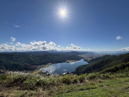 小熊山から見る秋の木崎湖 長野県大町市 小熊山から見る秋の木崎湖 長野県大町市 小熊山,木崎湖,水鏡の写真素材