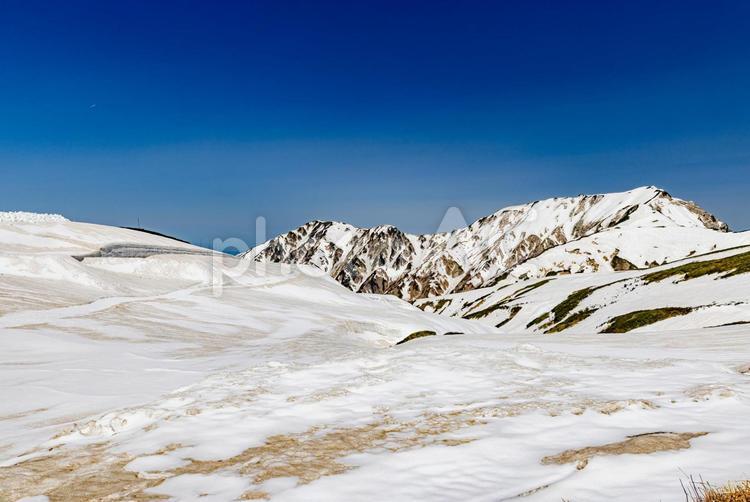 富山県　雪が残る室堂から望む風景 立山,雪山,冬の写真素材