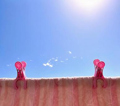 晴れた日の洗濯バサミと洗濯物 晴れた日の洗濯バサミと洗濯物の写真