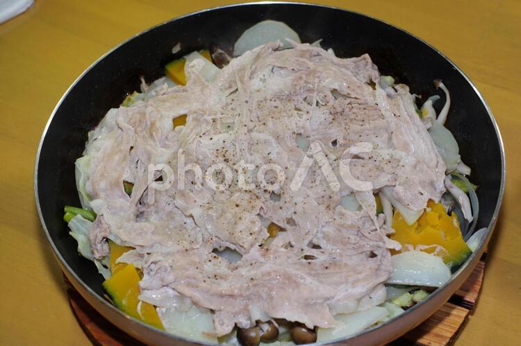 豚の薄切り肉と野菜の蒸し焼き 蒸し焼き,豚肉,薄切りの写真素材