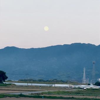 夕暮れの満月 夕暮れの満月の写真