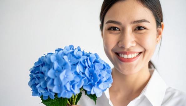 ナチュラルな笑顔の女性 花束 明るい ナチュラルな笑顔の女性 花束 明るいの写真