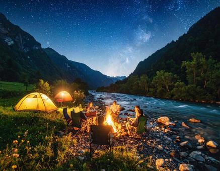 緑豊かな山や川で、仲間とバーベキュー 緑豊かな山や川で、仲間とバーベキューの写真