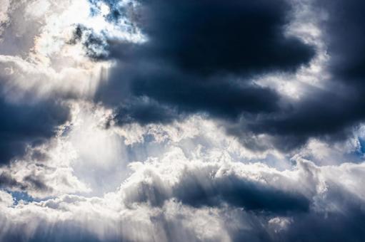 幻想的な光芒の空 幻想的な光芒の空 曇天,天使の梯子,光芒の写真素材
