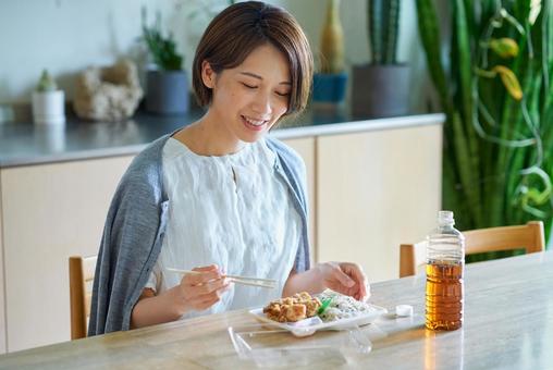 テイクアウトしたお弁当を食べる女性 コンビニ弁当,女性,昼食の写真素材