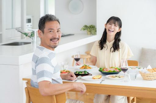 ダイニングで食事をするミドルの夫婦 ダイニングで食事をするミドルの夫婦 食事,家族,夫婦の写真素材