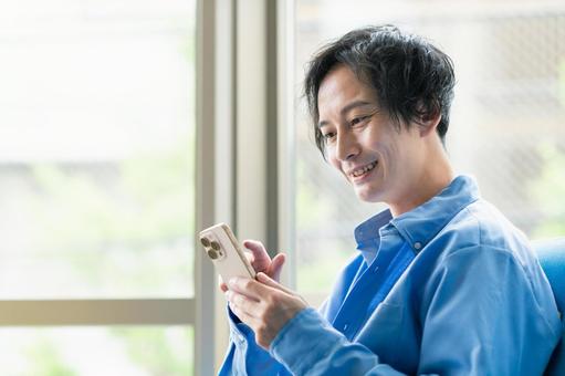スマホを使う若いビジネスマン スマホを使う若いビジネスマン スマホ,スマートフォン,ビジネスマンの写真素材