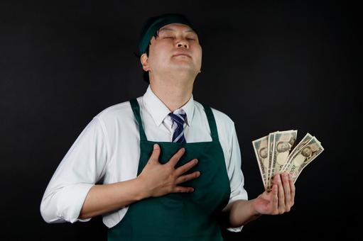 お金に満足する店員 お金に満足する店員の写真