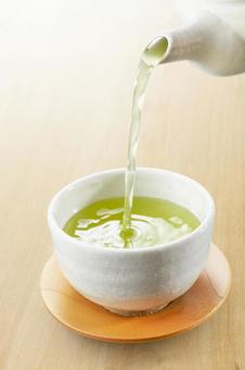 急須から注がれる緑茶 急須から注がれる緑茶の写真