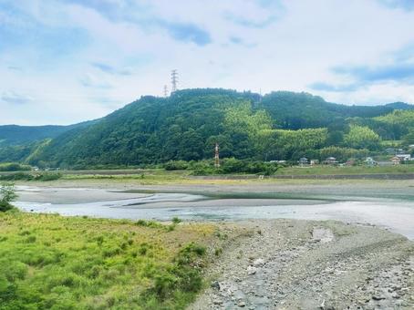 身延線車窓から 富士川と対岸の南部町万沢 身延線車窓から 富士川と対岸の南部町万沢の写真