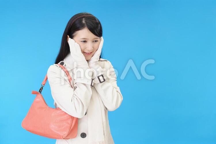 ショルダーバッグを持つ笑顔の女性 日本人,女性,人物の写真素材