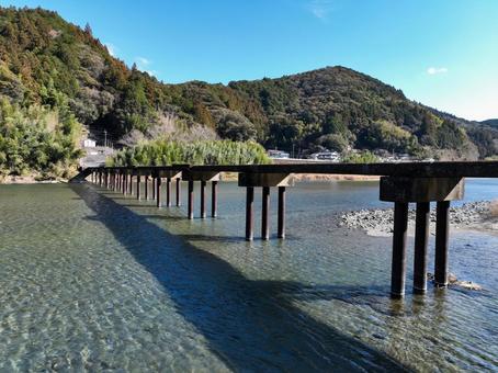 高知県いの町 上空から見た名越屋沈下橋 高知県いの町 上空から見た名越屋沈下橋 名越屋沈下橋,沈下橋,橋の写真素材