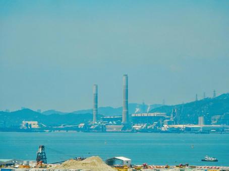 香港の海と煙突と山並みの眺め 香港の海と煙突と山並みの眺め 青空,空,海の写真素材