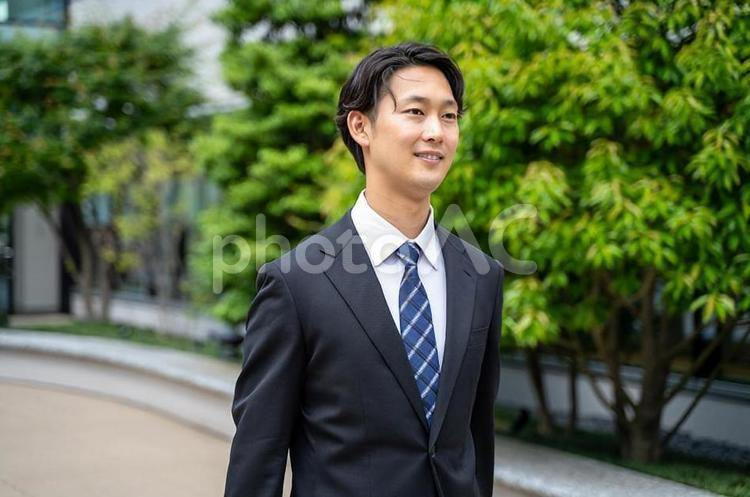 鞄を持って外回り営業する男性ビジネスマン ビジネスマン,男性,屋外の写真素材
