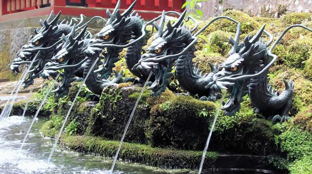 夏の暑い日の箱根九頭龍神社の御神水 夏の暑い日の箱根九頭龍神社の御神水の写真