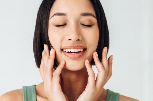 目を瞑っている女性 目を瞑っている女性の写真